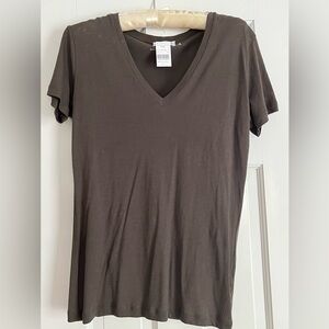 Barney’s New York, 100% puma soft cotton brown charcoal V-neck!  NWT. ❤️